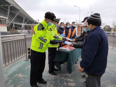 防疫情保春運(yùn) 李滄交警聯(lián)合多部門(mén)開(kāi)展&ldquo;牛&rdquo;警護(hù)航春運(yùn)主題黨日+活動(dòng)