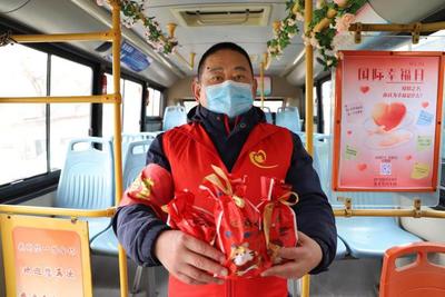 &ldquo;國(guó)際幸福日&rdquo;坐青島&ldquo;幸福號(hào)&rdquo;公交曬幸福 可以領(lǐng)福袋