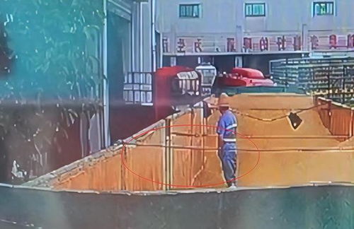 青島啤酒還敢喝嗎 工人在原料倉(cāng)尿尿,現(xiàn)場(chǎng)畫(huà)面曝光