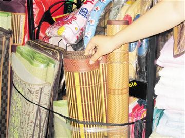 假竹炭涼席價格便宜一半 濕巾一擦就掉色(圖)